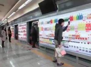 Coreanos hacen las compras a travs de avisos publicitarios mientras esperan el metro