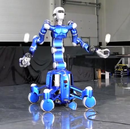 El robot que recoge pelotas con la chulera de Blade