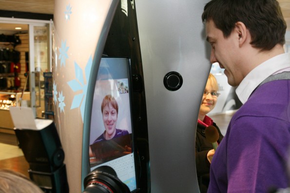 Instalan en un aeropuerto de Estonia la primera cabina para llamadas por Skype