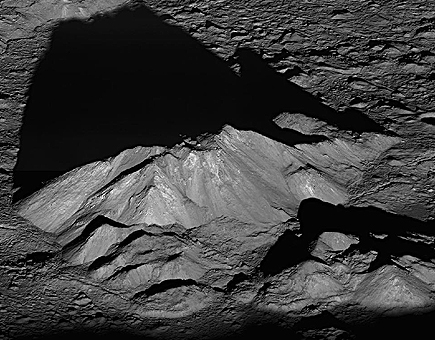 Un amanecer lunar sobre las maanas de Tycho