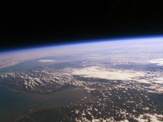 Increbles fotos espaciales caseras gracias a un globo, una cmara y cinta adhesiva