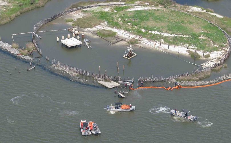 Helicpteros Lanzarn Sacos De Arena Para Contener Derrame De Petrleo