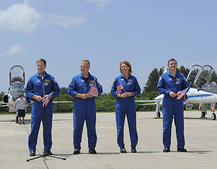 La tripulacin del ltimo transbordador de la NASA se presenta para el lanzamiento